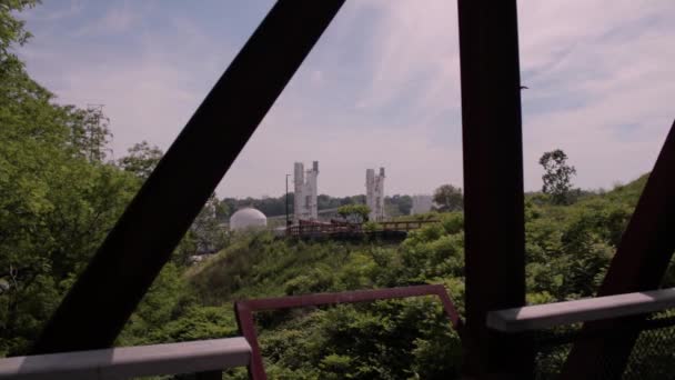 Ponte Cavalletto Metallo Costruito Una Riserva Naturale Con Silos Industriali — Video Stock