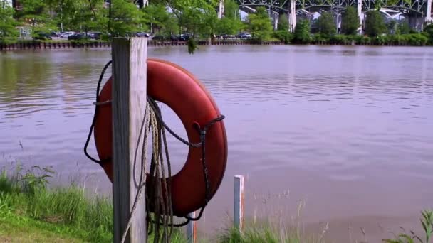 Una Zattera Salvataggio Pende Lungo Paratie Sul Fiume Cuyahoga Fiume — Video Stock