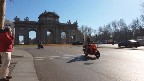 Video Puerta Alcal Luz Brillante Del Día Primavera Slow Motion — Vídeos de Stock