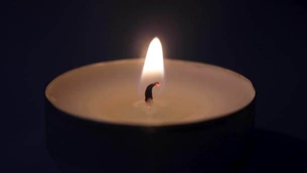 一支正在吹灭的小蜡烛的近照 — 图库视频影像