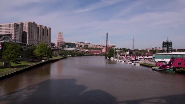 Uno Sguardo Mangiare Lungo Fiume Cuyahoga Nel Centro Cleveland Ohio — Video Stock