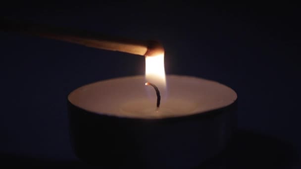 火柴的近照把火柴放进蜡烛的火焰中并点燃的近照 — 图库视频影像
