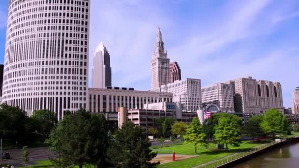 Horizonte Del Centro Cleveland Ohio Una Lenta Sartén Hacia Río — Vídeo de stock