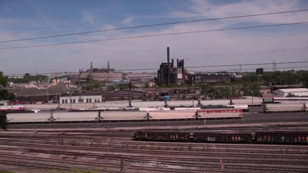 鉄道の庭は 米国全土の自動車や船舶業界を満たすのを待っている製鉄所の前にあります — ストック動画