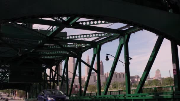 Мост Через Реку Кайахога Кливленде Огайо Можно Проехать Переплыть Катера — стоковое видео