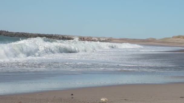 Šplouchající Mořské Vlny Pláži — Stock video