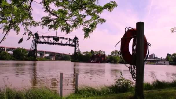 Река Кливленд Огайо Протекает Заброшенным Мостом Река Кайахога Свободно Протекает — стоковое видео