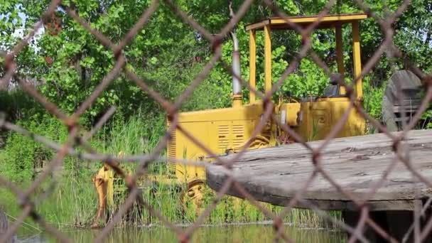 Terk Edilmiş Bir Buldozer Sular Yükseldikten Sonra Paslanırken Suyun Içinde — Stok video