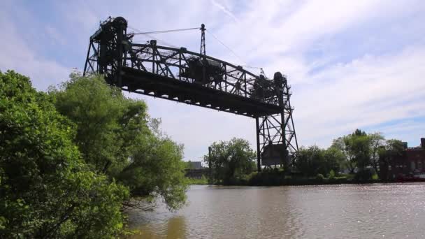 青い空の日に水の上に広がるCuyahoga川の橋 — ストック動画