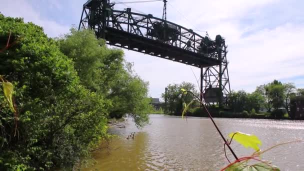 Opuštěný Most Eagle Ave Tyčí Nad Řekou Cuyahoga Clevelandu Ohio — Stock video