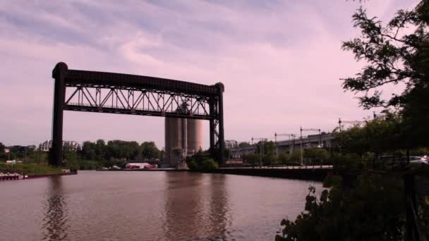 Sebuah Jembatan Kereta Api Membentang Sungai Cuyahoga America River Year — Stok Video