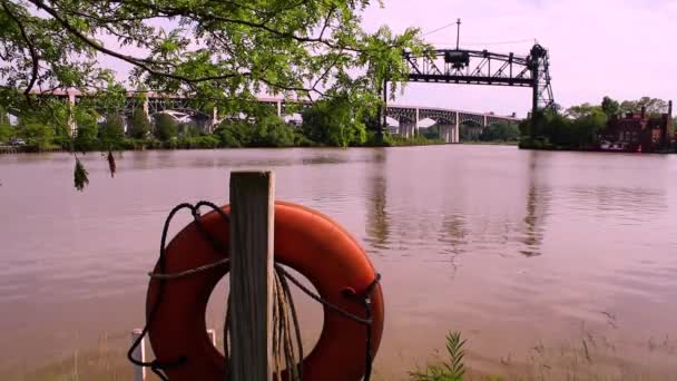 Ponte Abandonada Centro Cleveland Ohio Ponte Viagem Que Abrange Rio — Vídeo de Stock