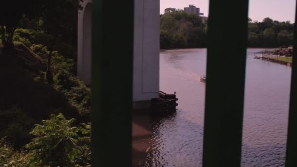 Cuyahoga Floden Runt Skymningen Där Båt Passerar Tågbro Klar Himmel — Stockvideo