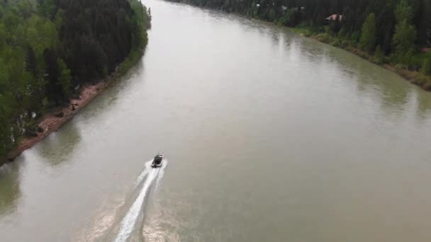 Luchtschot Een Boot Die Stroomopwaarts Vaart Middelste Splitsing Flathead River — Stockvideo