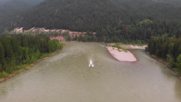 Aerial Shot Boat Speeding Flathead River Montana Wilderness Drone Passes — Stock Video