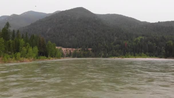 Foto Aérea Del Río Flathead Montana Cámara Mueve Reversa Cerca — Vídeos de Stock