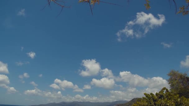 Život Pláži Karibiku Bílých Písečných Plážích Horami Mraky Pozadí — Stock video