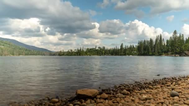 Bass Lake Time Lapse Shot Fal Okrążających Skałach Chmurach Tworzących — Wideo stockowe