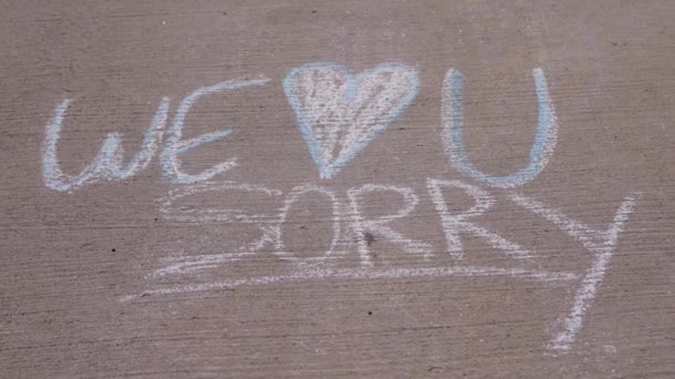 我们很抱歉你用粉笔写在人行道上 — 图库视频影像