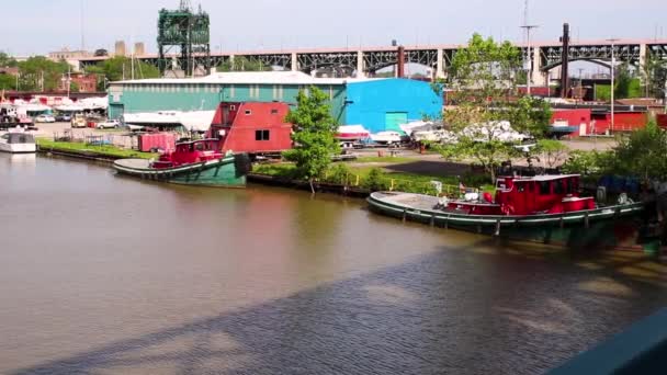 Tug Boat Siedono Lungo Riva Del Fiume Cuyahoga Cleveland Ohio — Video Stock
