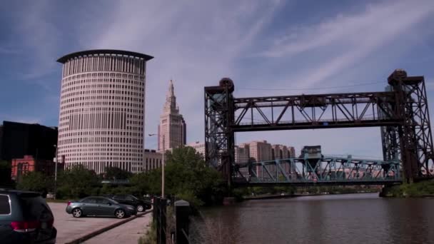 Cleveland Skyline Gezien Vanaf Oever Van Cuyahoga Rivier — Stockvideo