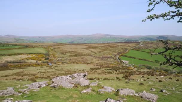 Lassú Pásztázás Sharp Tor Tetejéről Amely Dartmoor Nemzeti Park Gránitcsúcsait — Stock videók