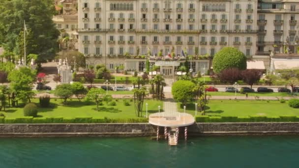 Tracciamento Aereo Del Lungomare Della Città Stresa Con Giardini Verdi — Video Stock