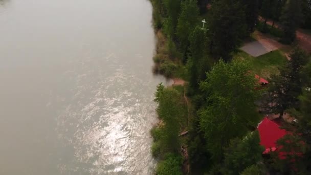 Luftaufnahme Von Fluss Und Bewaldetem Ufer Während Des Morgendlichen Sonnenaufgangs — Stockvideo