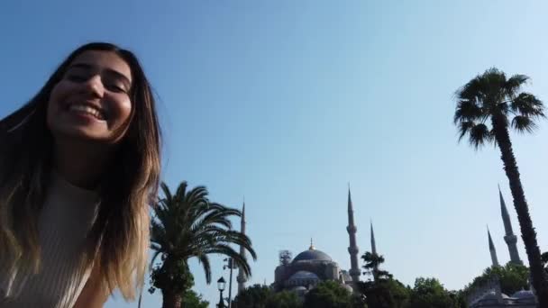Hermosa Joven Ondea Bandera Turca Con Vista Sultán Ahmed Mezquita — Vídeos de Stock