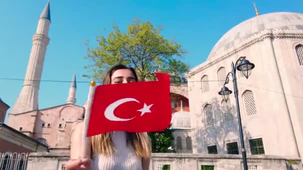 Piękna Młoda Dziewczyna Macha Turecką Flagą Widokiem Sułtana Ahmeda Lub — Wideo stockowe