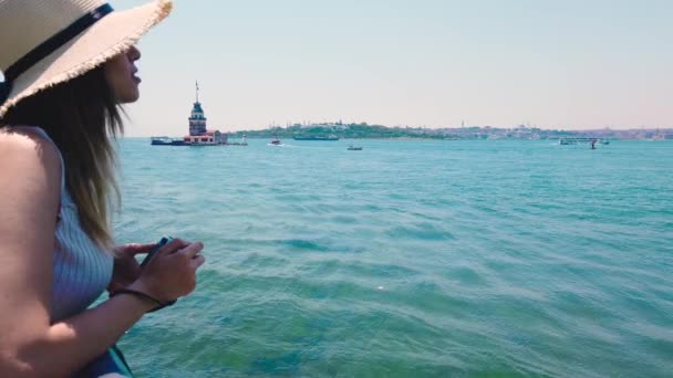 Slow Motion Piękna Dziewczyna Robi Zdjęcia Bosphorus Maidens Tower Uskudar — Wideo stockowe