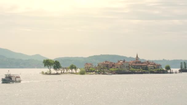 Letecký Snímek Trajektu Opouštějícího Isola Superiore Vypůjčeného Ostrova Lago Maggiore — Stock video