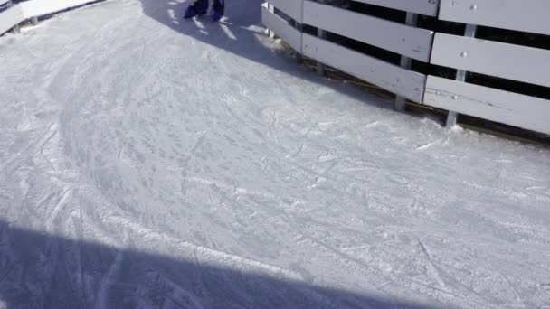 在阳光灿烂的日子里溜冰 — 图库视频影像
