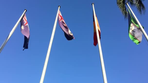 Banderas Australia Queensland Aborigen Torres Strait Islander Ondeando Viento Fuera — Vídeos de Stock