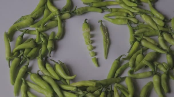 Chiles Verdes Aislado Sobre Fondo Blanco — Vídeo de stock