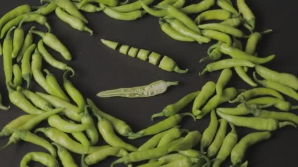 Chile Verde Aislado Sobre Fondo Azul — Vídeos de Stock