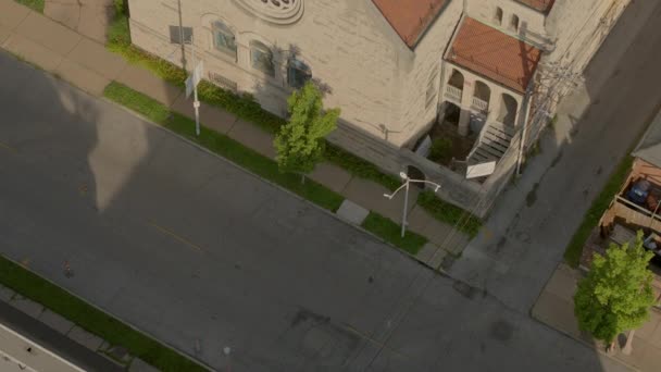 缓慢降落在有电线和屋顶的城市街道和小巷上 — 图库视频影像
