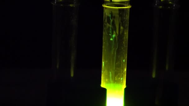 Tubo Laboratorio Brillando Oscuridad Una Mezcla Éster Oxalato Fenilo Peróxido — Vídeo de stock