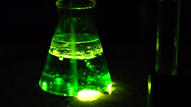 속에서 빛나는 옥살산 에스터와 과산화수소를 놓으면 반응을 일으켜 물질로 어둠을 — 비디오