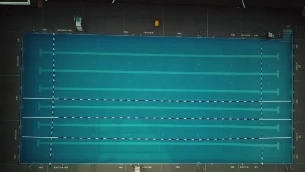 无人机在一个空荡荡的公共游泳池上方冲出水面 — 图库视频影像