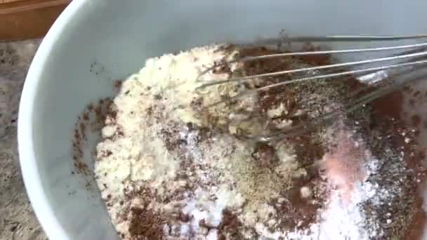 Змішування Інгредієнтів Шоколадного Торта Віночком Включаючи Борошно Цукор Какао Розпушувач — стокове відео