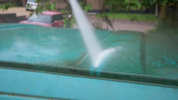 バンの屋根からの圧力洗浄と洗浄汚れ — ストック動画