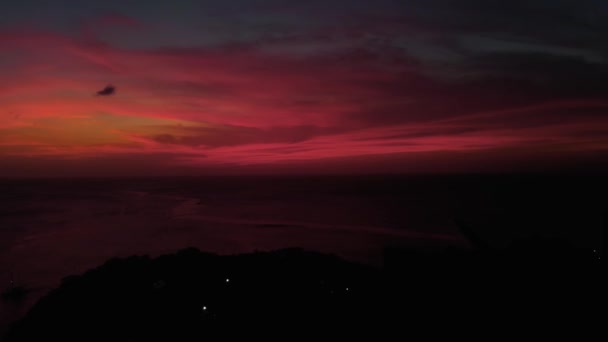 Atemberaubende Goldene Stunde Von Einer Drohne Mit Stadtbeleuchtung Vordergrund Eingefangen — Stockvideo