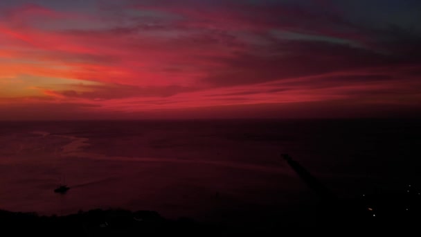 Erstaunliche Drohnenaufnahme Eines Karibischen Sonnenuntergangs Mit Einer Jacht Vordergrund — Stockvideo