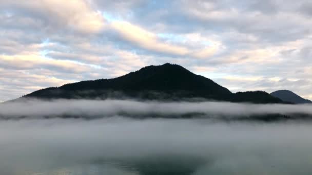 Niebla Cubierta Océano Pacífico Con Majestuosas Montañas Costeras Horizonte — Vídeos de Stock