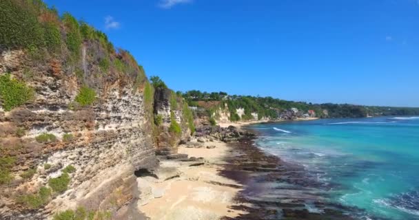 Uluwatu悬崖海滩 印度尼西亚巴厘 美丽的热带海岸线 沙滩和岩石 美丽的空中风景从无人驾驶飞机拍摄在炎热的夏天 亚洲度假 — 图库视频影像