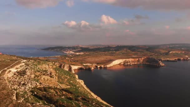 マルタ Melliehaエリアからの空中ドローンビデオは 穏やかな秋の午後に美しい風景を示しています 2018 — ストック動画