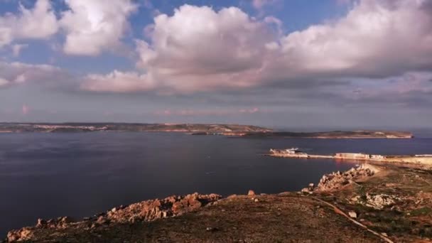 Відео Hyperlapse Мальти Меллієха Летить Гозо Показує Красивий Пейзаж Спокійний — стокове відео