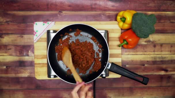 Ovanifrån Att Blanda Ingredienserna Pan Placeras Spis Två Stora Gula — Stockvideo