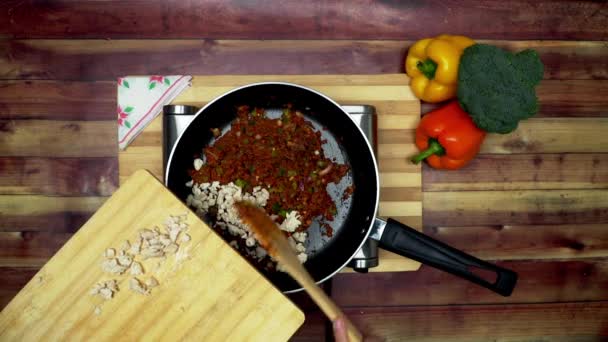 Ovanifrån Att Lägga Kyckling Ingredienserna Pan Placeras Spis Två Stora — Stockvideo